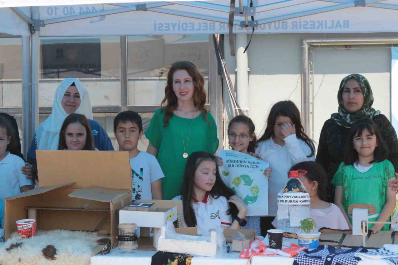 Geri dönüştürdükleri atıkları sergilediler