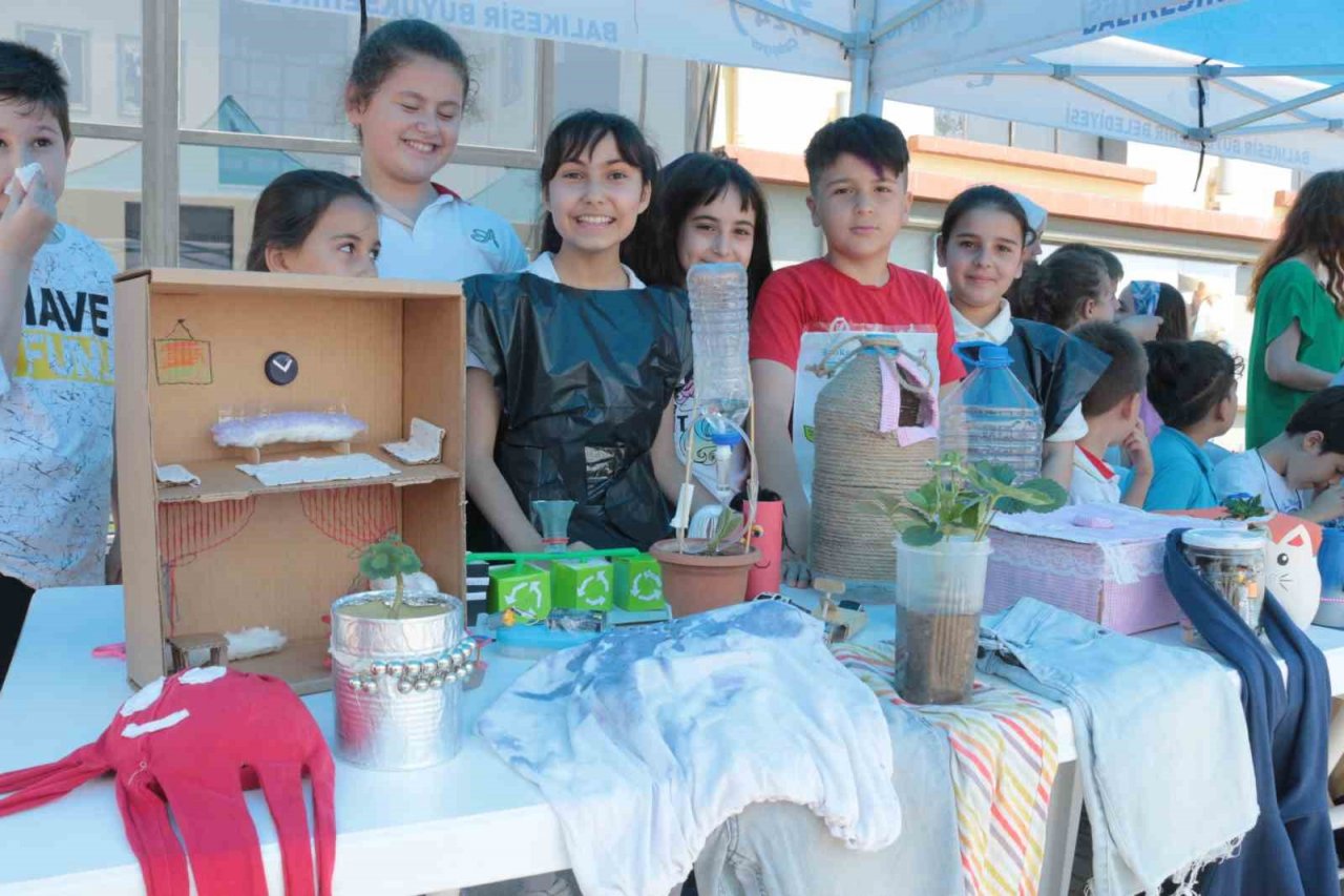 Geri dönüştürdükleri atıkları sergilediler