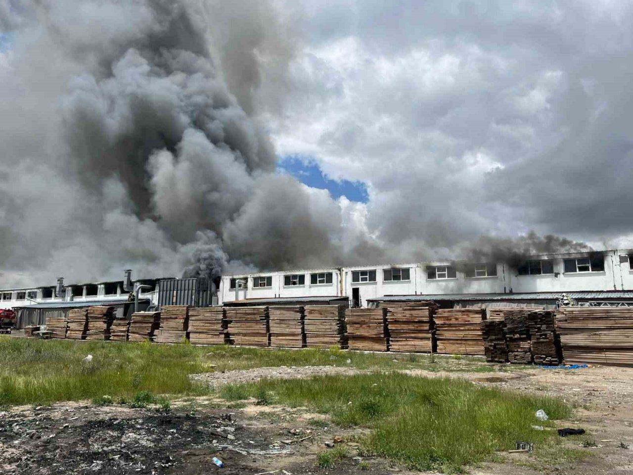 Başkentteki fabrika yangınında 4 kişi dumandan etkilendi