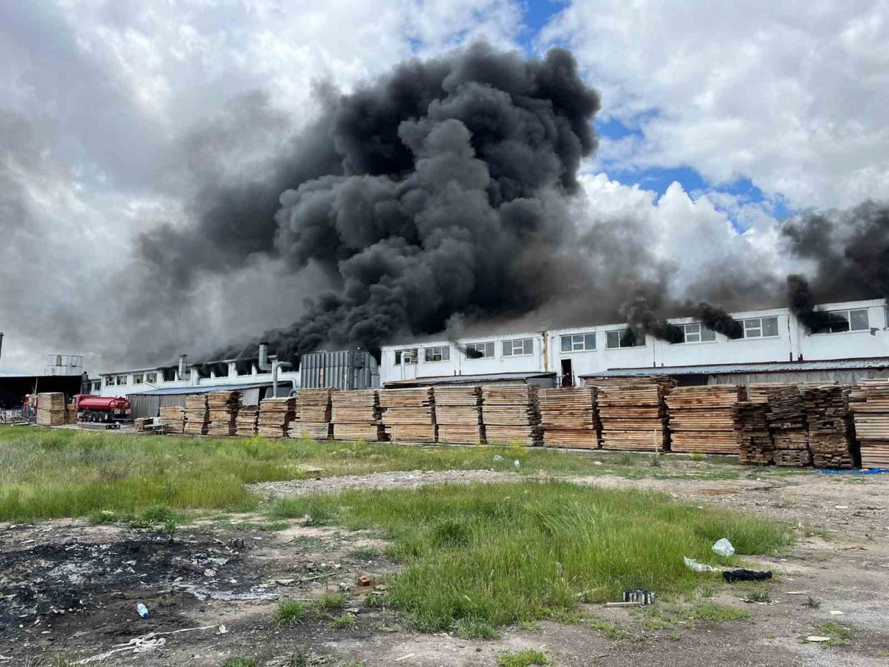 Başkentteki fabrika yangınında 4 kişi dumandan etkilendi