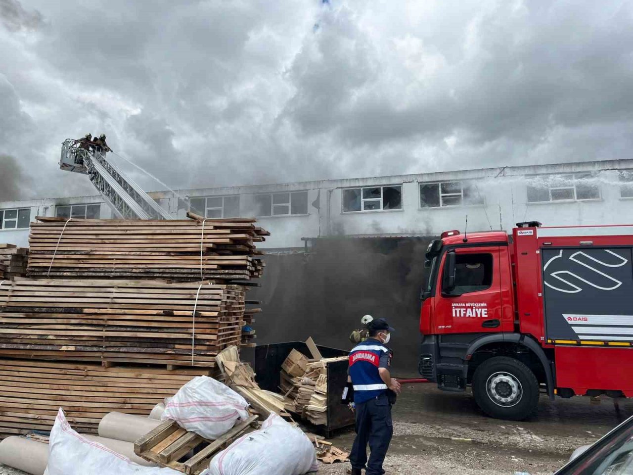 Başkentteki fabrika yangınında 4 kişi dumandan etkilendi