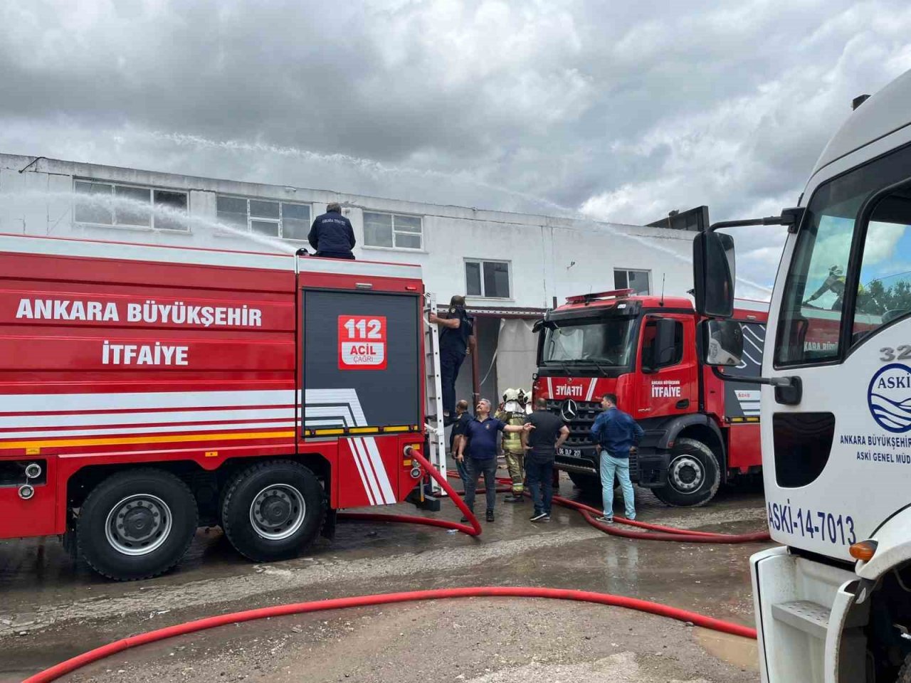 Başkentteki fabrika yangınında 4 kişi dumandan etkilendi