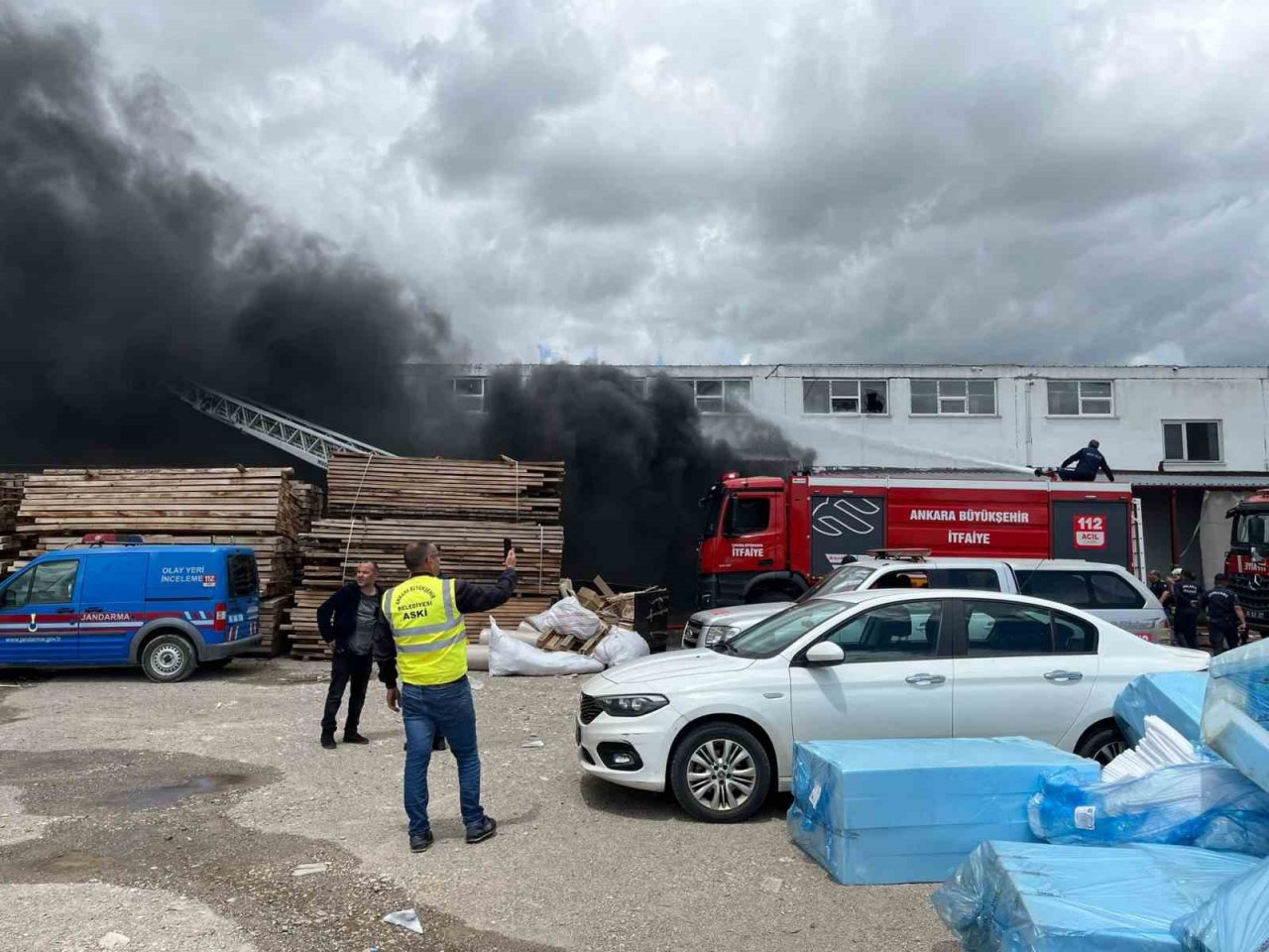 Başkentteki fabrika yangınında 4 kişi dumandan etkilendi