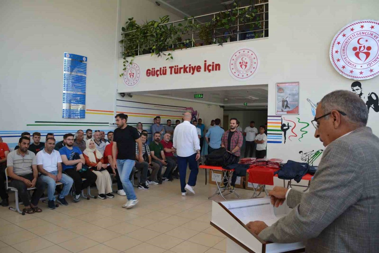 Batman’da 64 kulübe malzeme yardımı