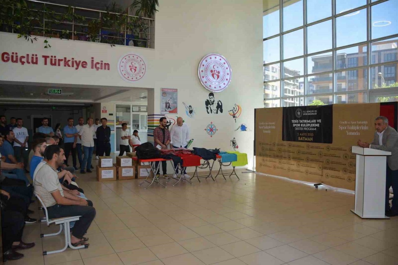 Batman’da 64 kulübe malzeme yardımı