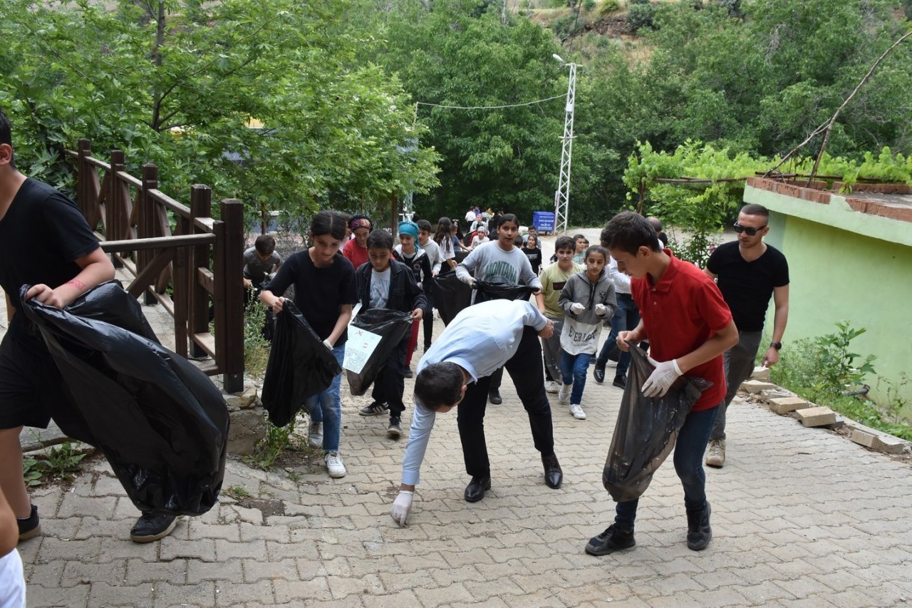 Büyüklerin attığı çöpleri öğrenciler topladı