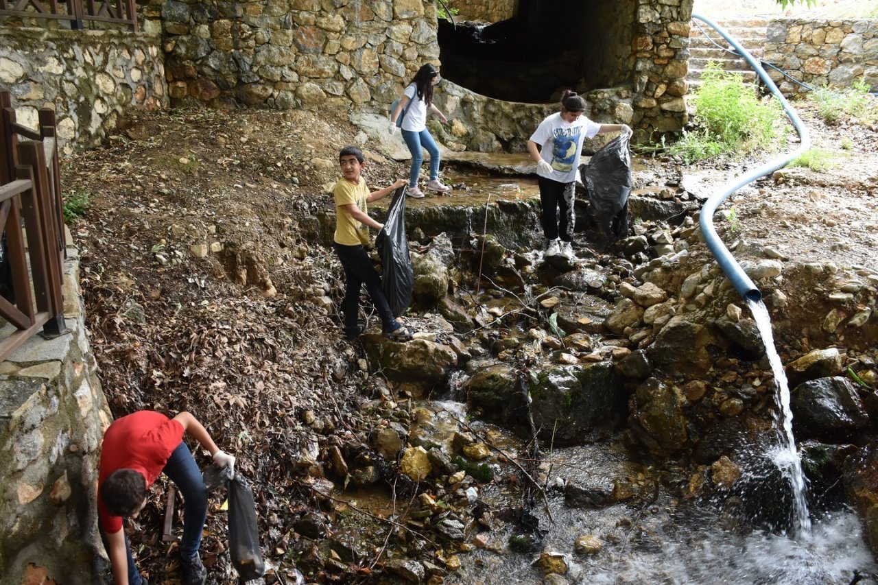 Büyüklerin attığı çöpleri öğrenciler topladı