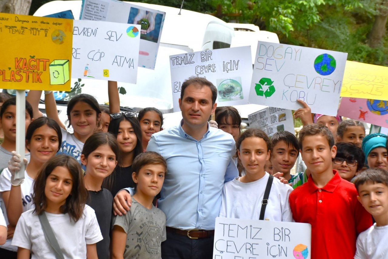 Büyüklerin attığı çöpleri öğrenciler topladı