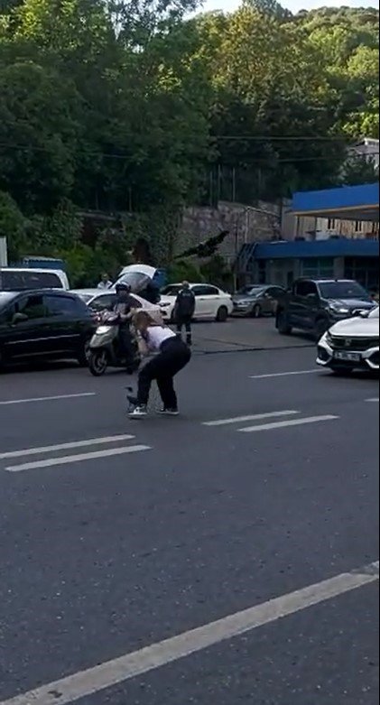 Trafiği durdurup yardım etmek istedi, karganın saldırısına uğradı: O anlar kamerada