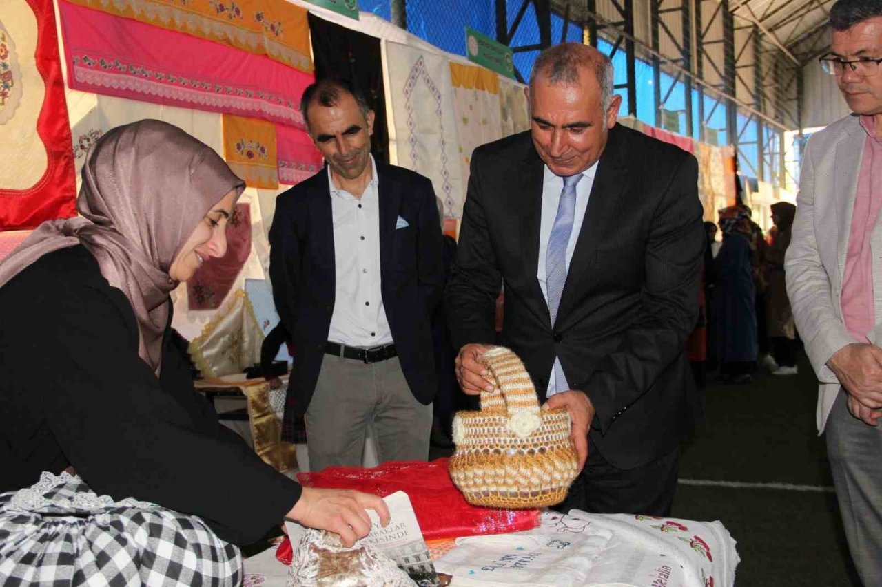 Solhan’da el emeği göz nuru ürünler sergilendi