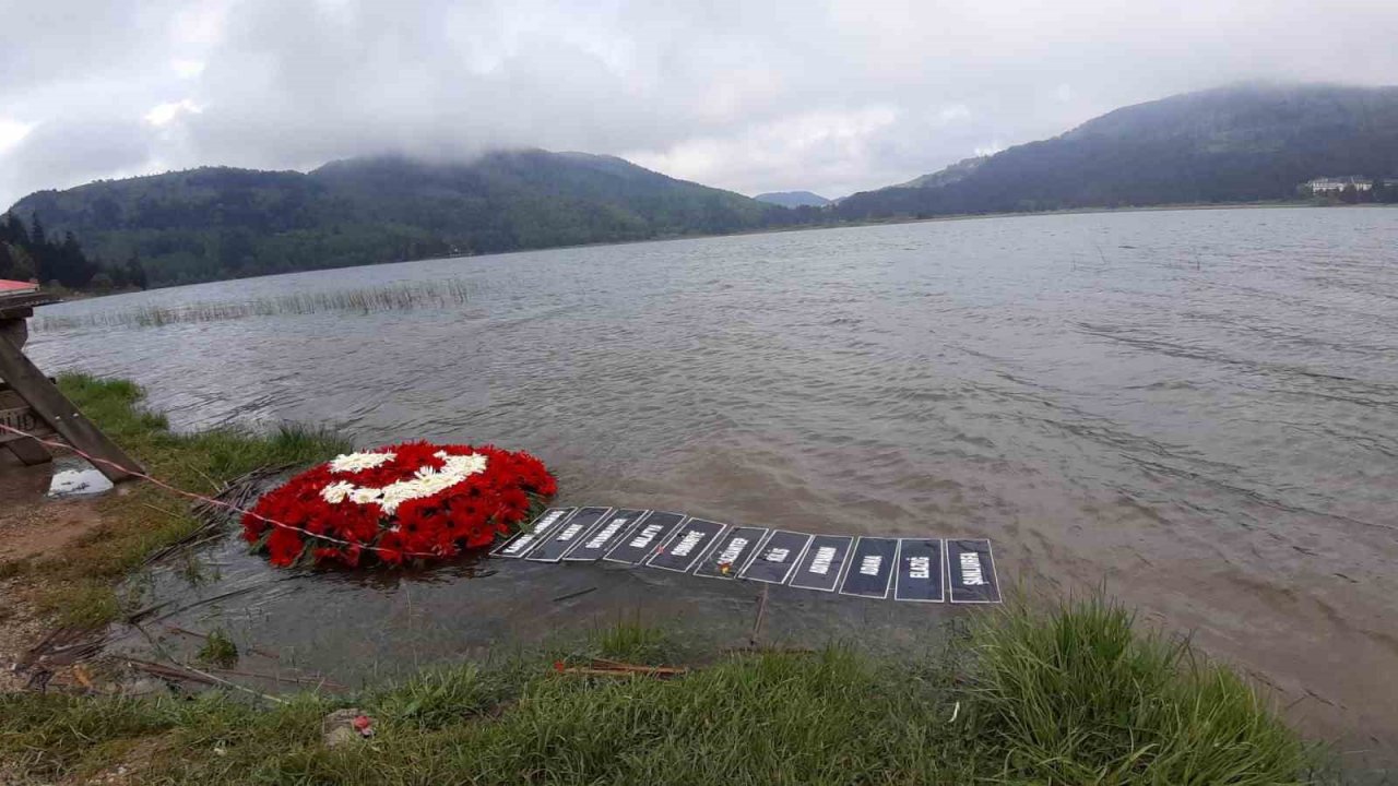 Depremzedeler unutulmadı: Abant Gölü’ne 11 ilin isminin bulunduğu çelenk bırakıldı