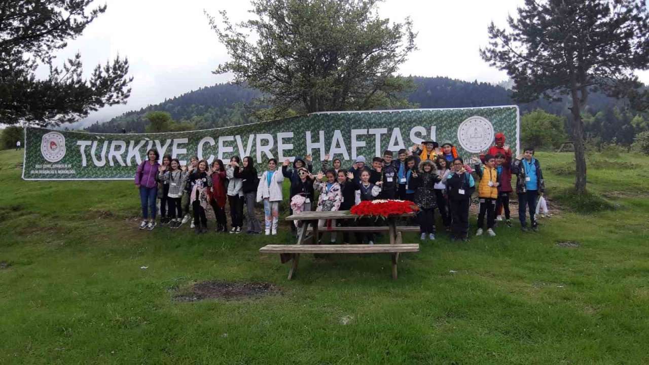 Depremzedeler unutulmadı: Abant Gölü’ne 11 ilin isminin bulunduğu çelenk bırakıldı