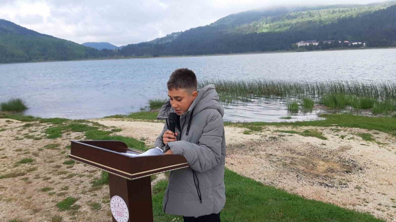 Depremzedeler unutulmadı: Abant Gölü’ne 11 ilin isminin bulunduğu çelenk bırakıldı