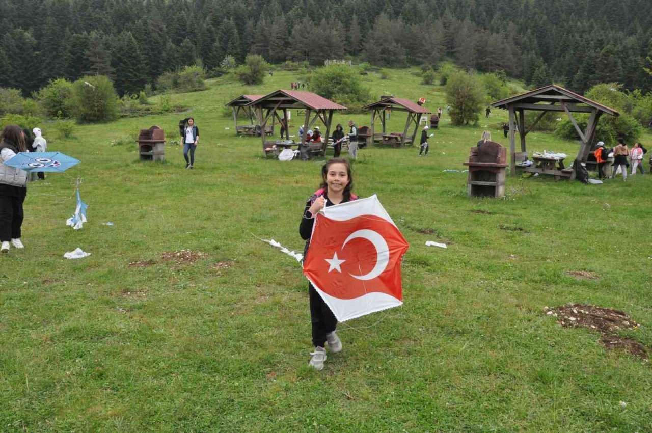 Depremzedeler unutulmadı: Abant Gölü’ne 11 ilin isminin bulunduğu çelenk bırakıldı