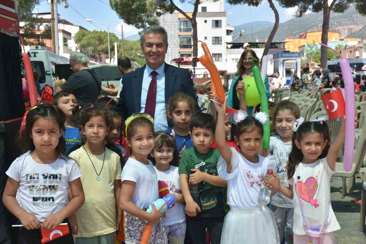 Buharkent’te çocuklar kukla festivalinde eğlendi