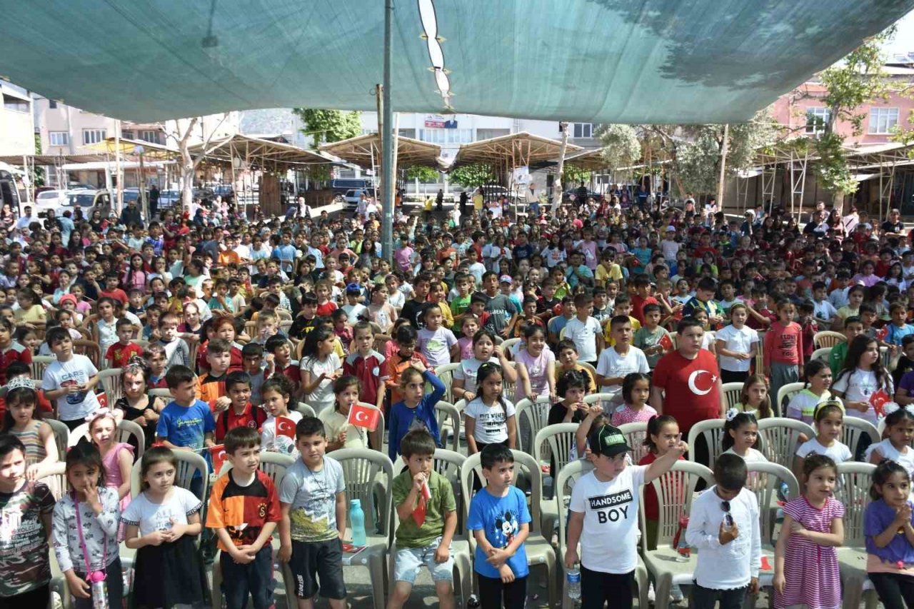 Buharkent’te çocuklar kukla festivalinde eğlendi