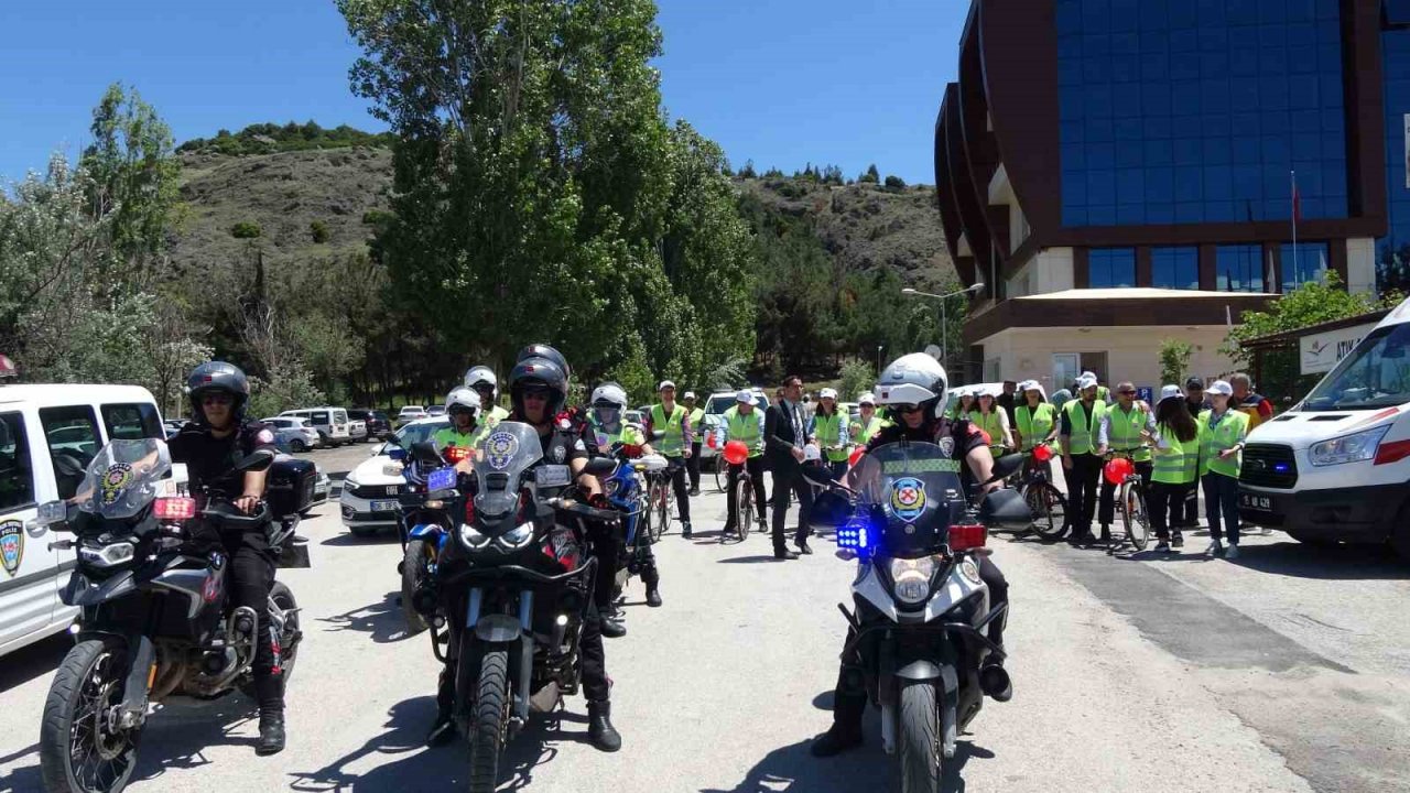Burdur Gölü çevresinde bisiklet sürüp çöp topladılar