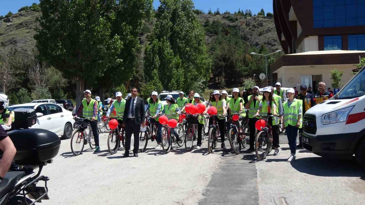 Burdur Gölü çevresinde bisiklet sürüp çöp topladılar