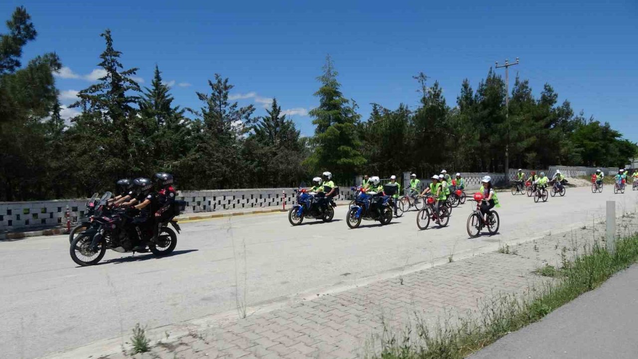 Burdur Gölü çevresinde bisiklet sürüp çöp topladılar
