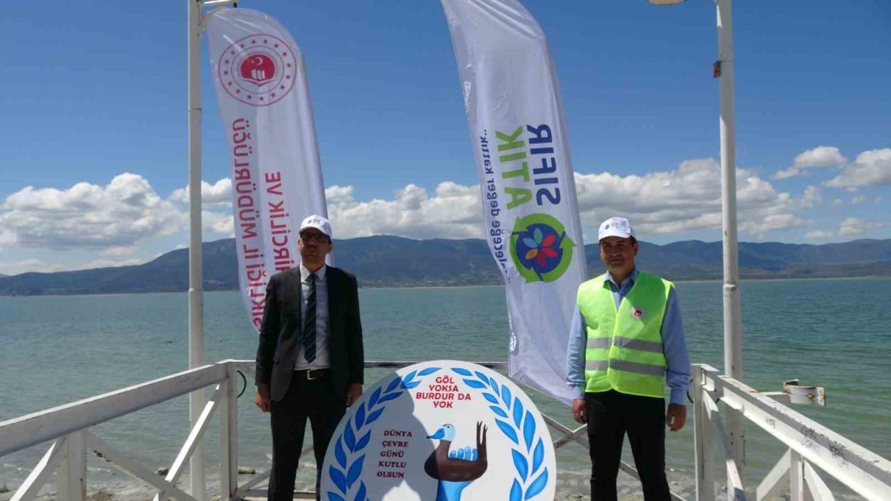 Burdur Gölü çevresinde bisiklet sürüp çöp topladılar