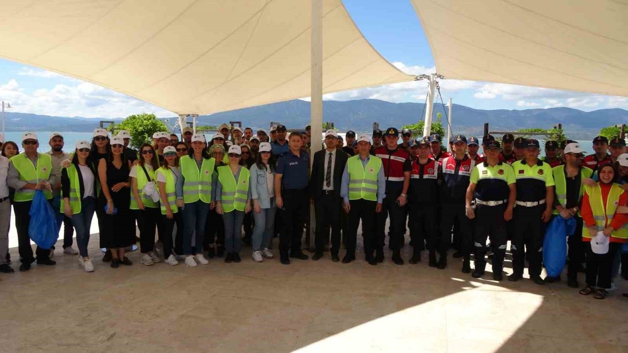 Burdur Gölü çevresinde bisiklet sürüp çöp topladılar