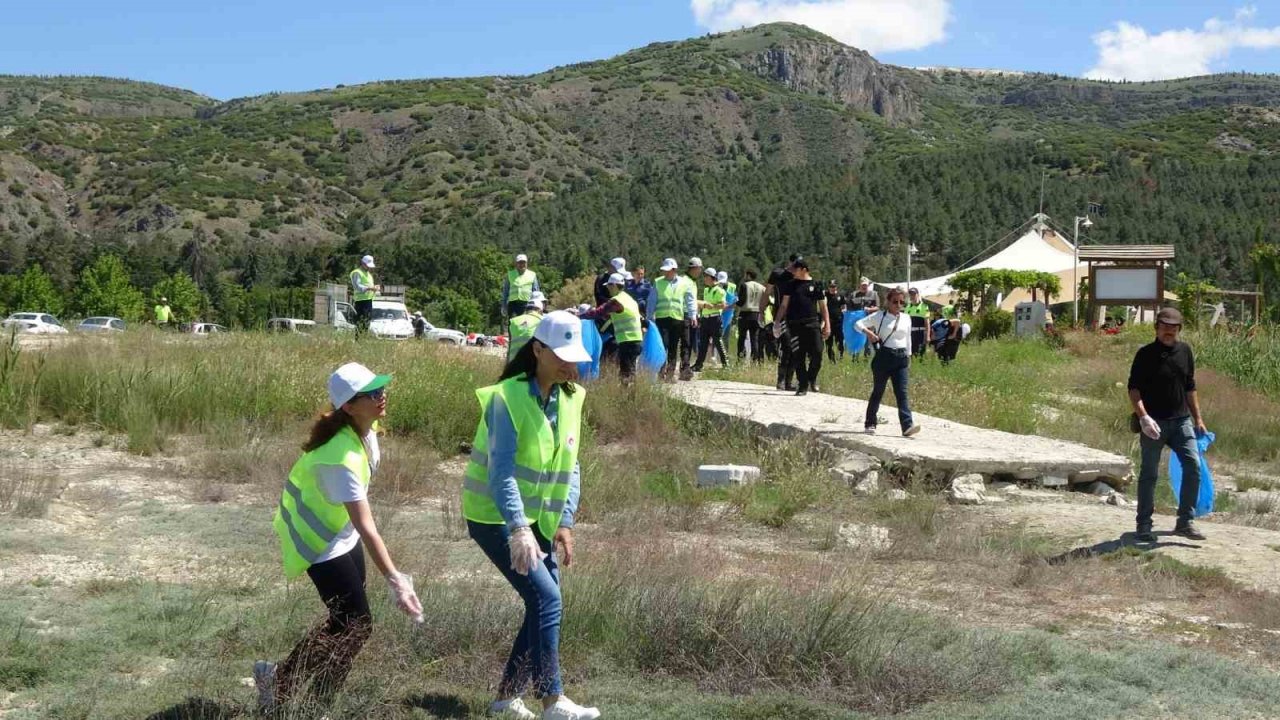 Burdur Gölü çevresinde bisiklet sürüp çöp topladılar