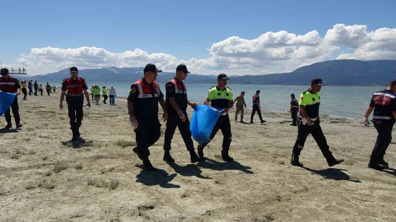 Burdur Gölü çevresinde bisiklet sürüp çöp topladılar