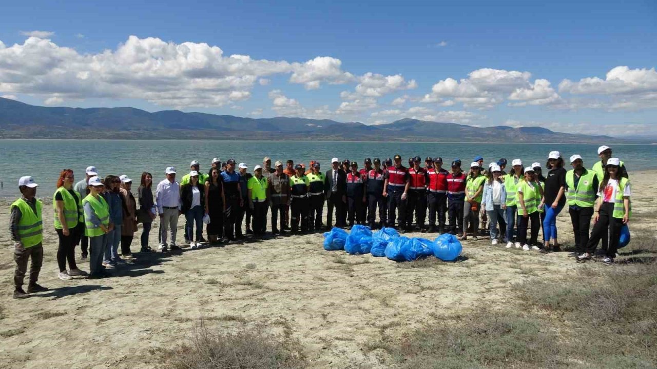 Burdur Gölü çevresinde bisiklet sürüp çöp topladılar