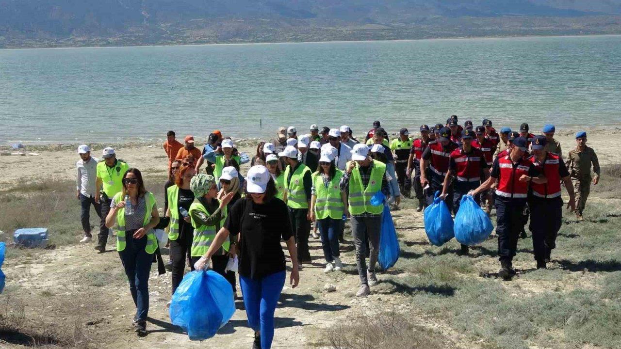 Burdur Gölü çevresinde bisiklet sürüp çöp topladılar