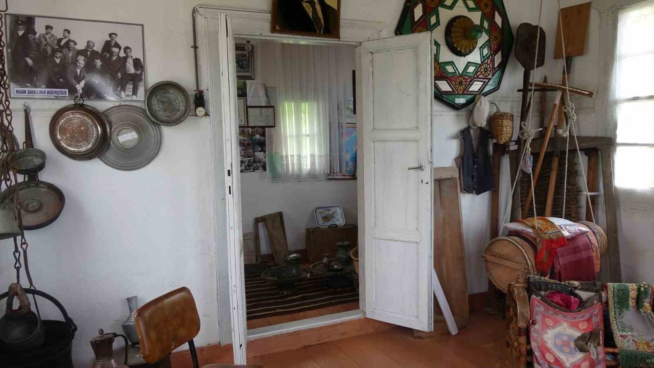 Cami imamı yaklaşık 20 yılda biriktirdiği eşyaları tarihi evinde sergiliyor