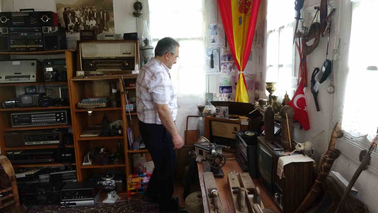 Cami imamı yaklaşık 20 yılda biriktirdiği eşyaları tarihi evinde sergiliyor