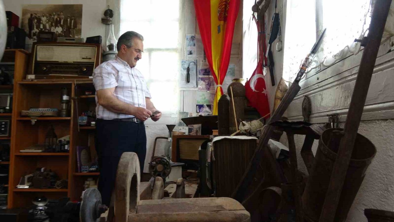 Cami imamı yaklaşık 20 yılda biriktirdiği eşyaları tarihi evinde sergiliyor