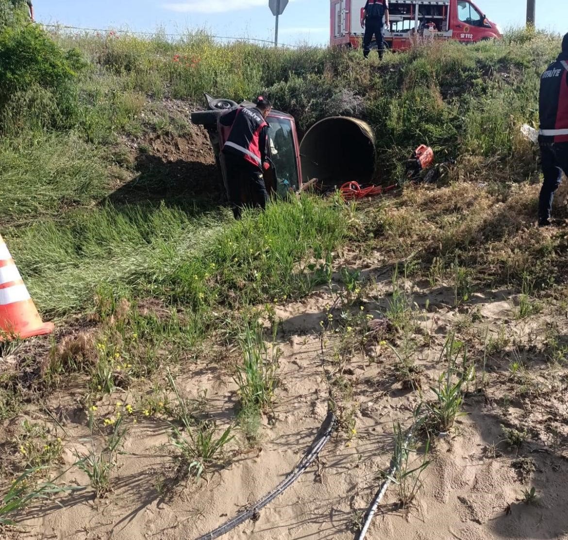 Yoldan çıkan otomobil şarampole devrildi: 1 ölü, 1 yaralı