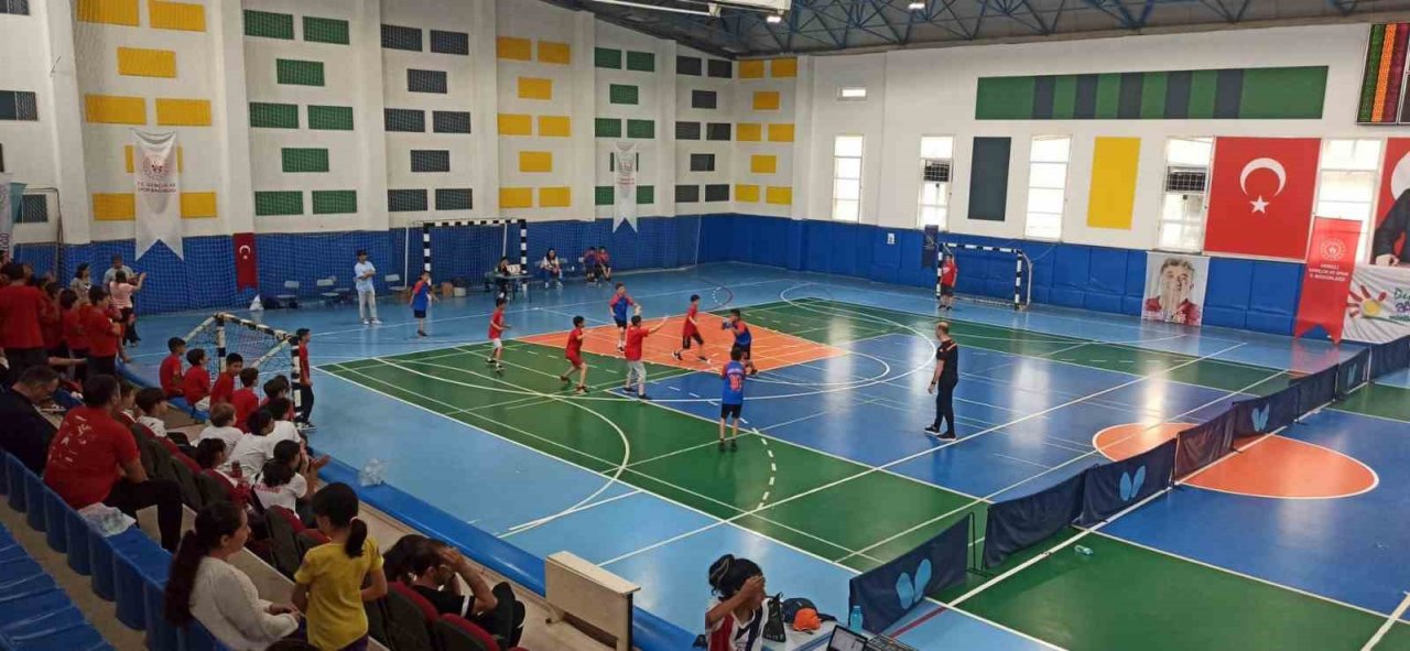 Minik eller hentbolda buluştu