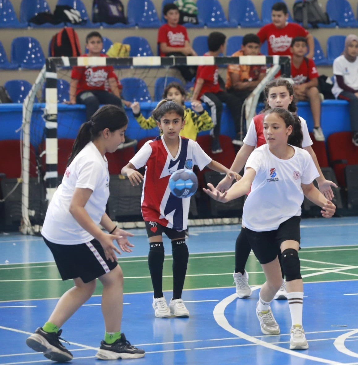 Minik eller hentbolda buluştu