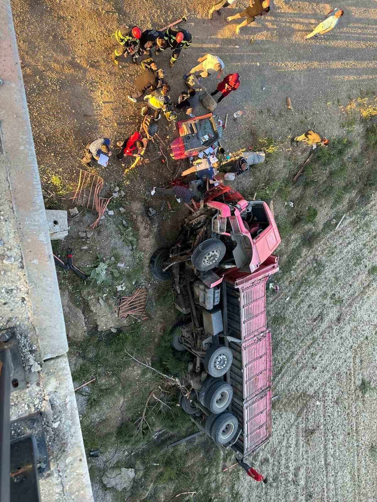 Önünde kaza yapan otomobile çarpmamak için köprüden uçtu