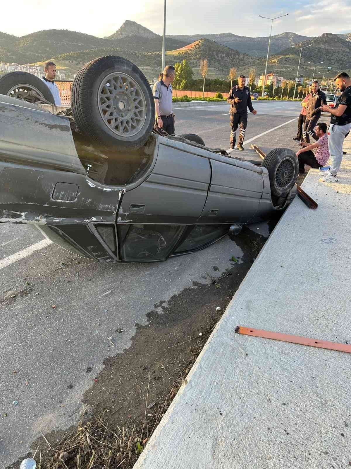 Önünde kaza yapan otomobile çarpmamak için köprüden uçtu