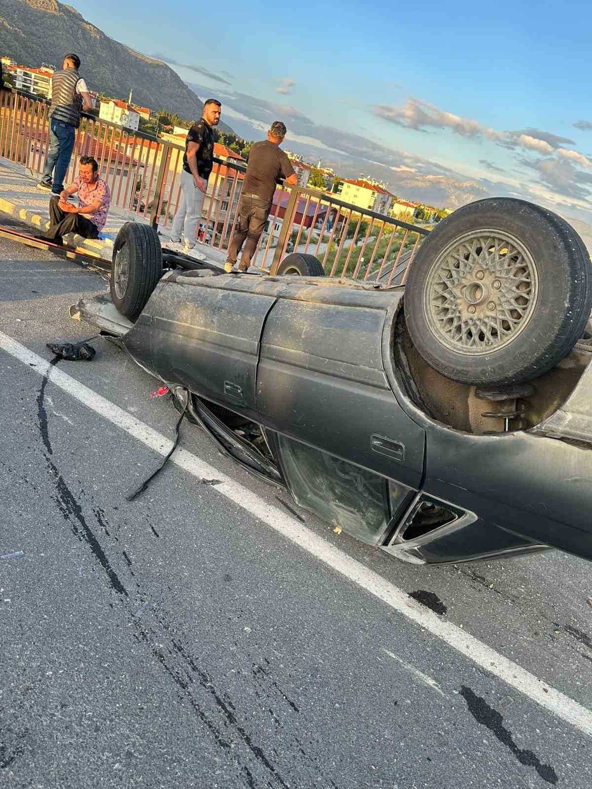 Önünde kaza yapan otomobile çarpmamak için köprüden uçtu