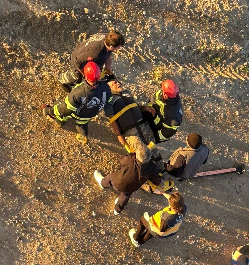 Önünde kaza yapan otomobile çarpmamak için köprüden uçtu