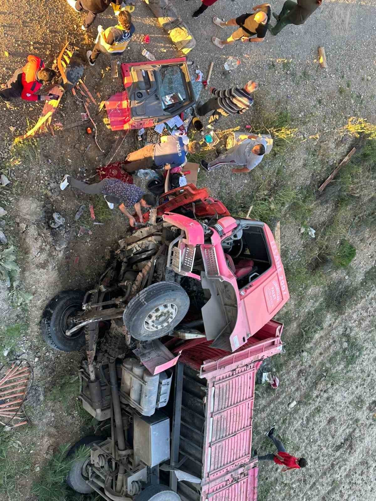 Önünde kaza yapan otomobile çarpmamak için köprüden uçtu