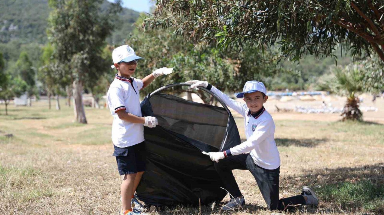 Didimli miniklerden çöp ve atık toplama etkinliği