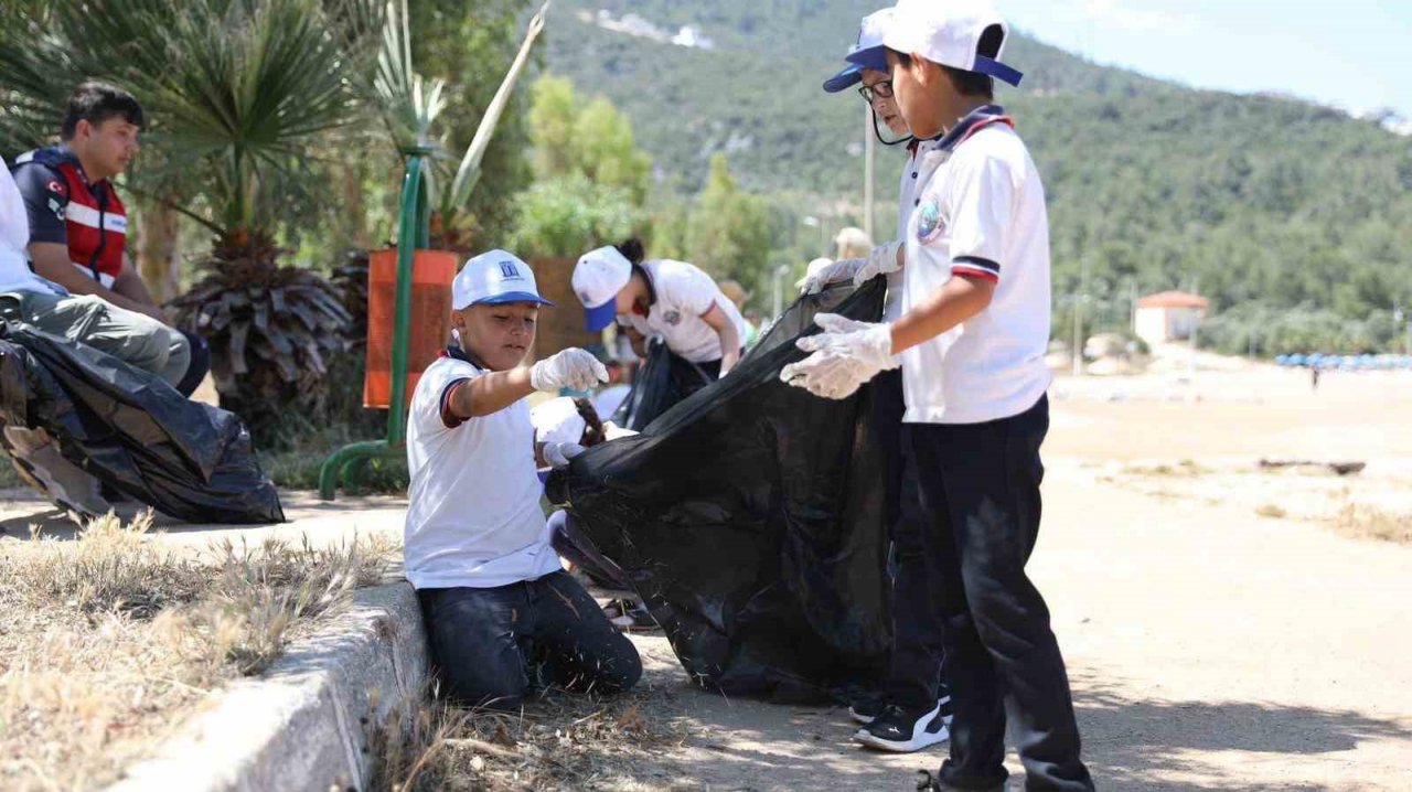 Didimli miniklerden çöp ve atık toplama etkinliği