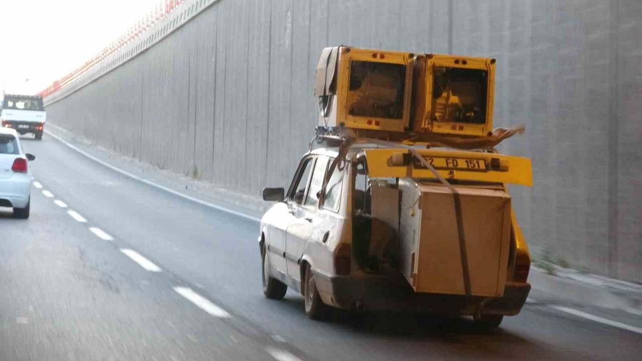 Diyarbakır’da otomobile yüklediği eşyalarla kazaya davetiye çıkardı