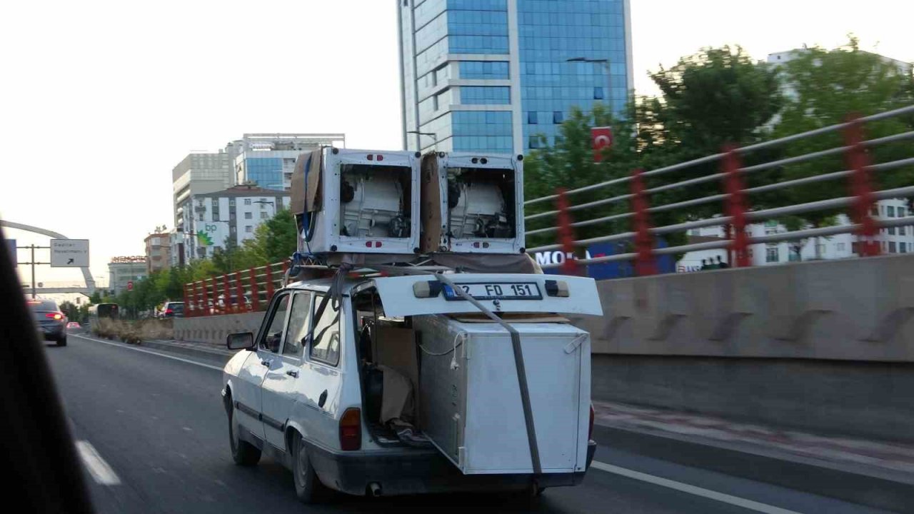 Diyarbakır’da otomobile yüklediği eşyalarla kazaya davetiye çıkardı