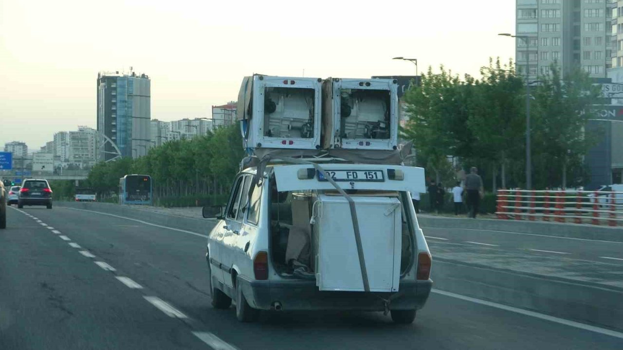 Diyarbakır’da otomobile yüklediği eşyalarla kazaya davetiye çıkardı