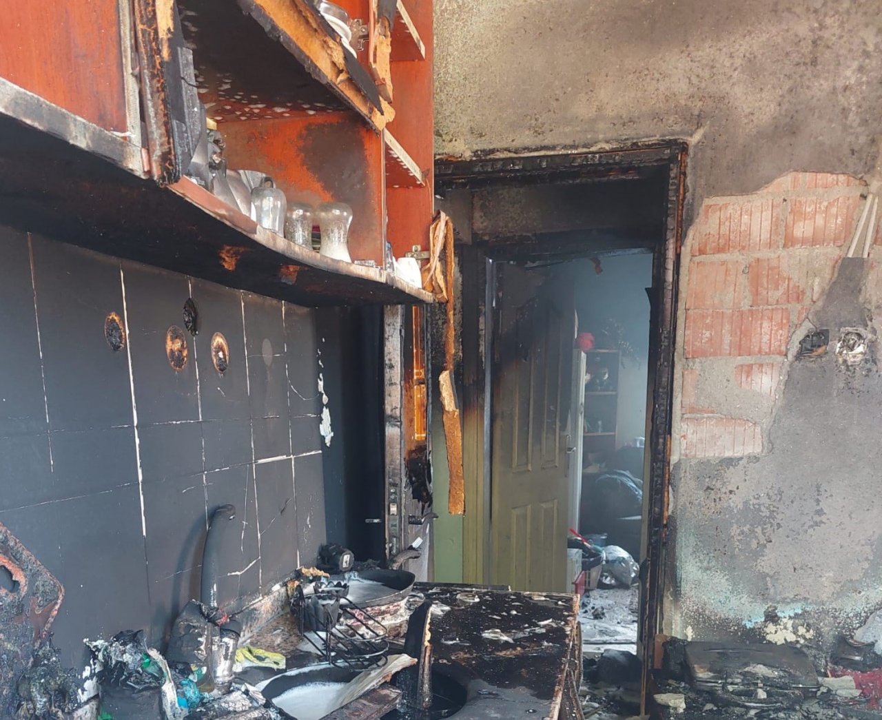 Edremit’te elektrik kontağından çıkan yangın evi kül etti