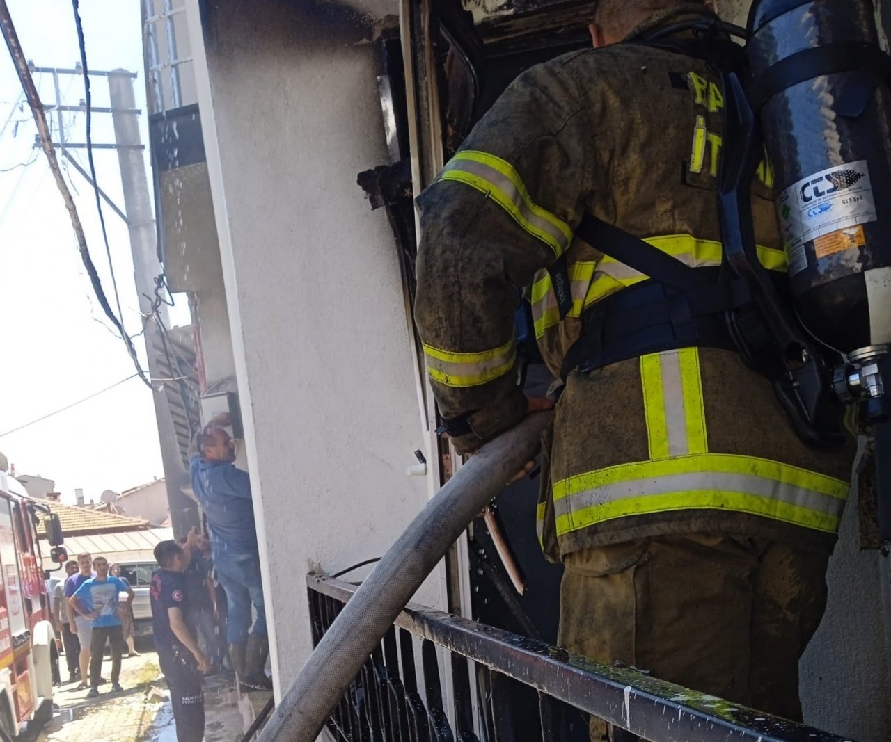 Edremit’te elektrik kontağından çıkan yangın evi kül etti