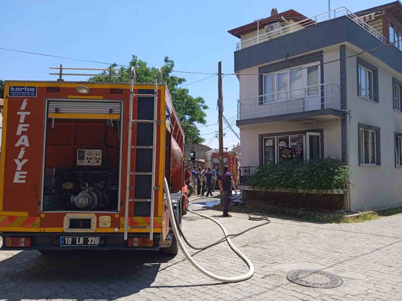 Edremit’te elektrik kontağından çıkan yangın evi kül etti