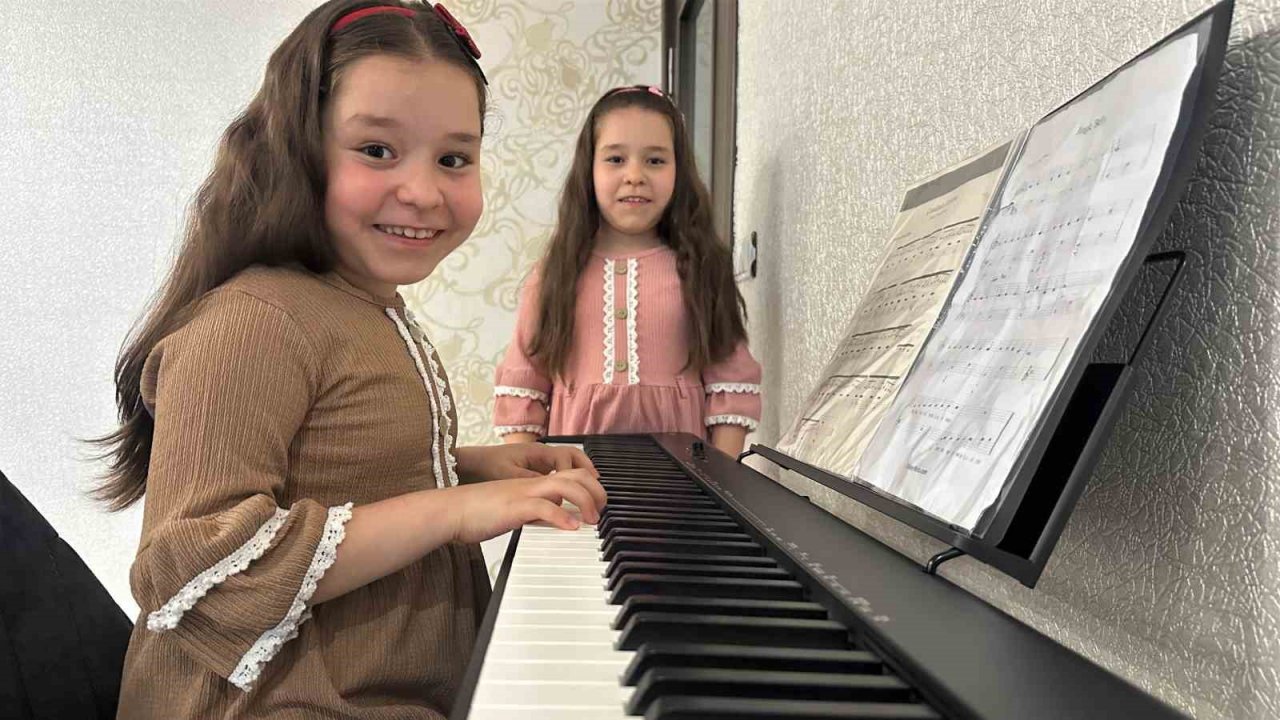 Matematikte dünya şampiyonu 8 yaşındaki ikizler üst üste rekor kırdı