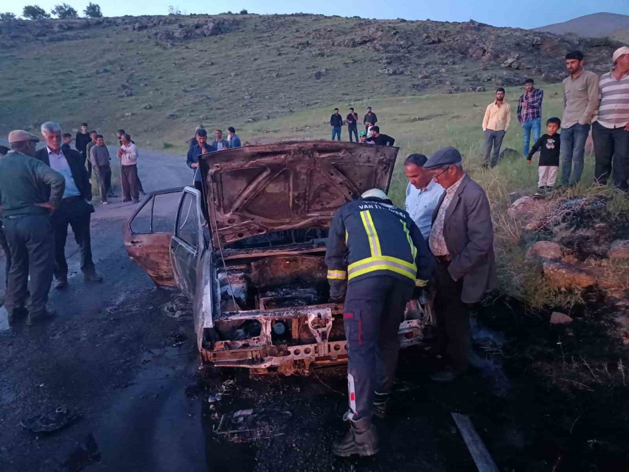 Seyir halindeki otomobil alev alev yandı